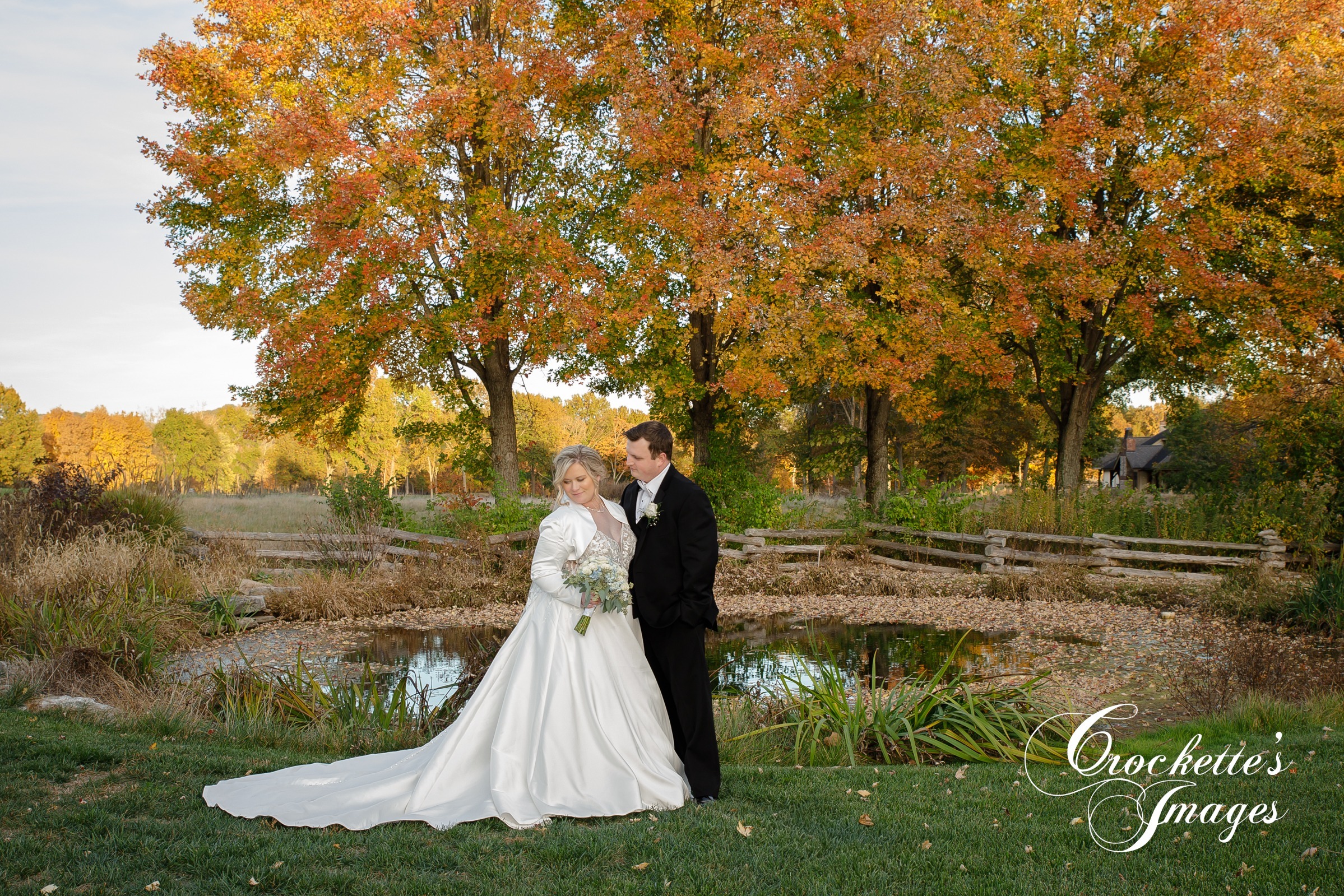 Classy Fall Wedding Photos at Fox Run Golf Course in Eureka, MO