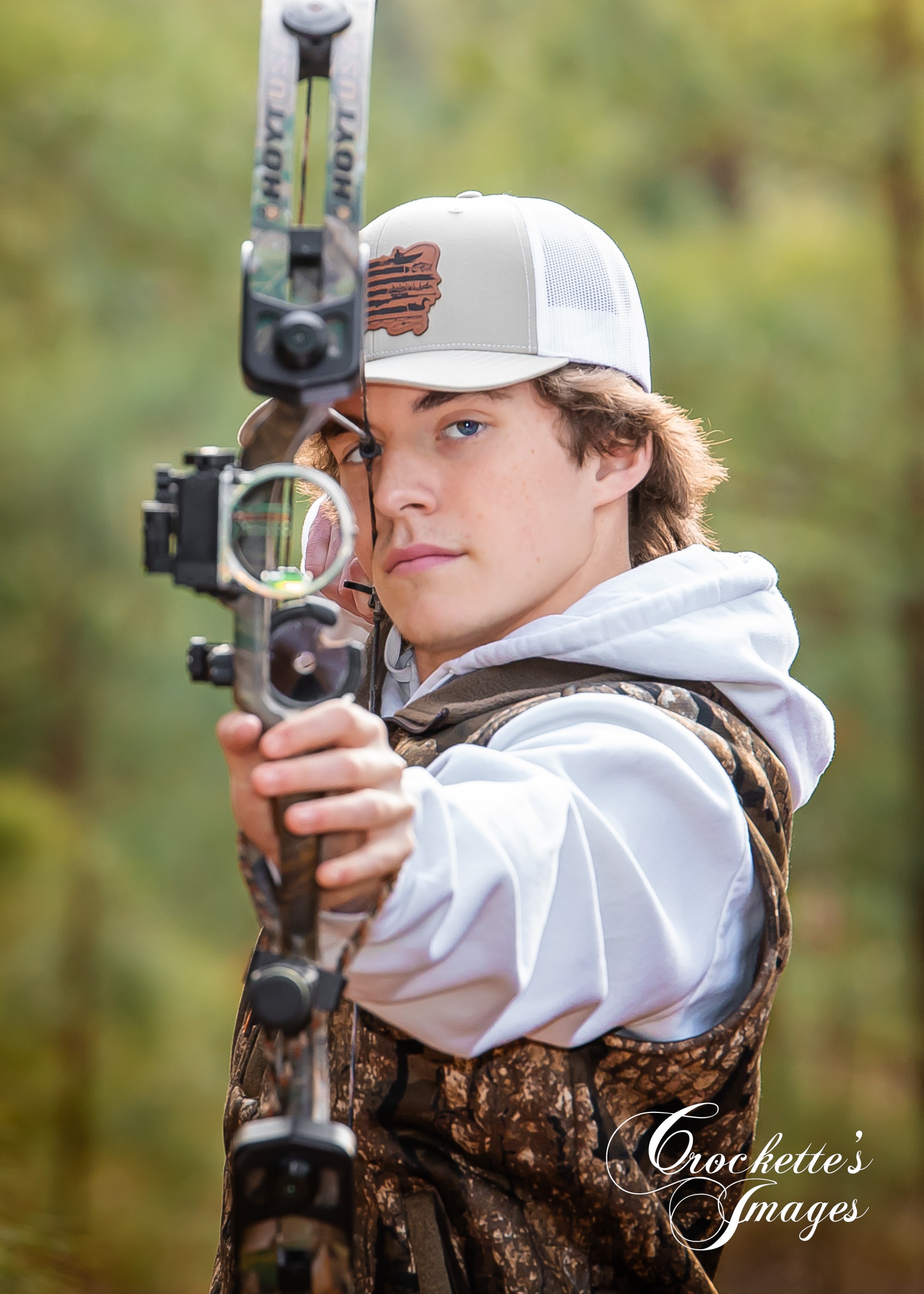 Hunting Senior Photos. Bow hunting senior photos in the woods. Creative hunting senior photos. Masculine hunting senior photos.