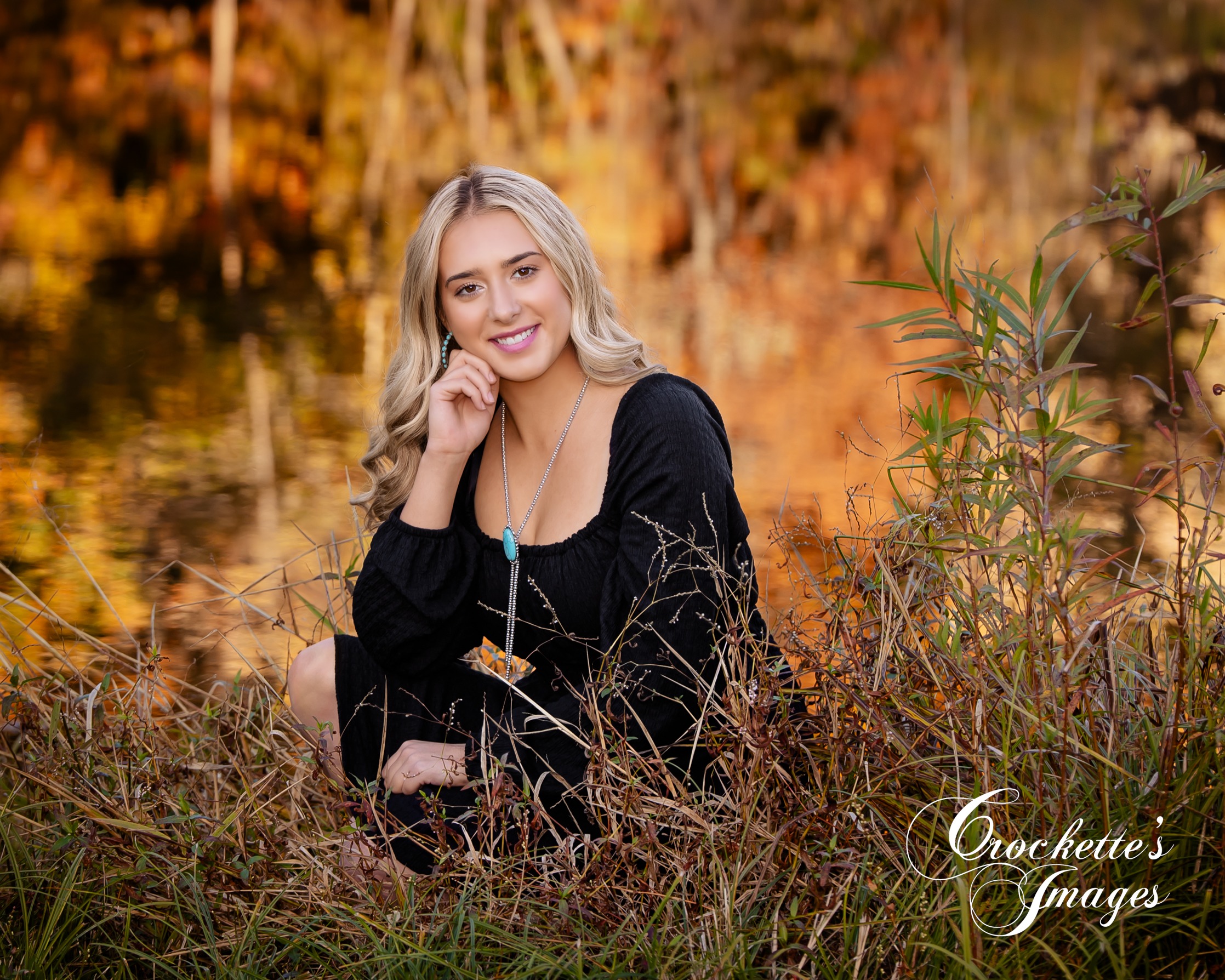 Beautiful Fall senior girl photo by a lake