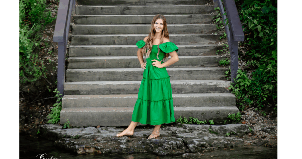 Master Your Senior Photo Session: The Ultimate Guide for the Senior Girl 4 Choose colors that complement for your senior session outfits.