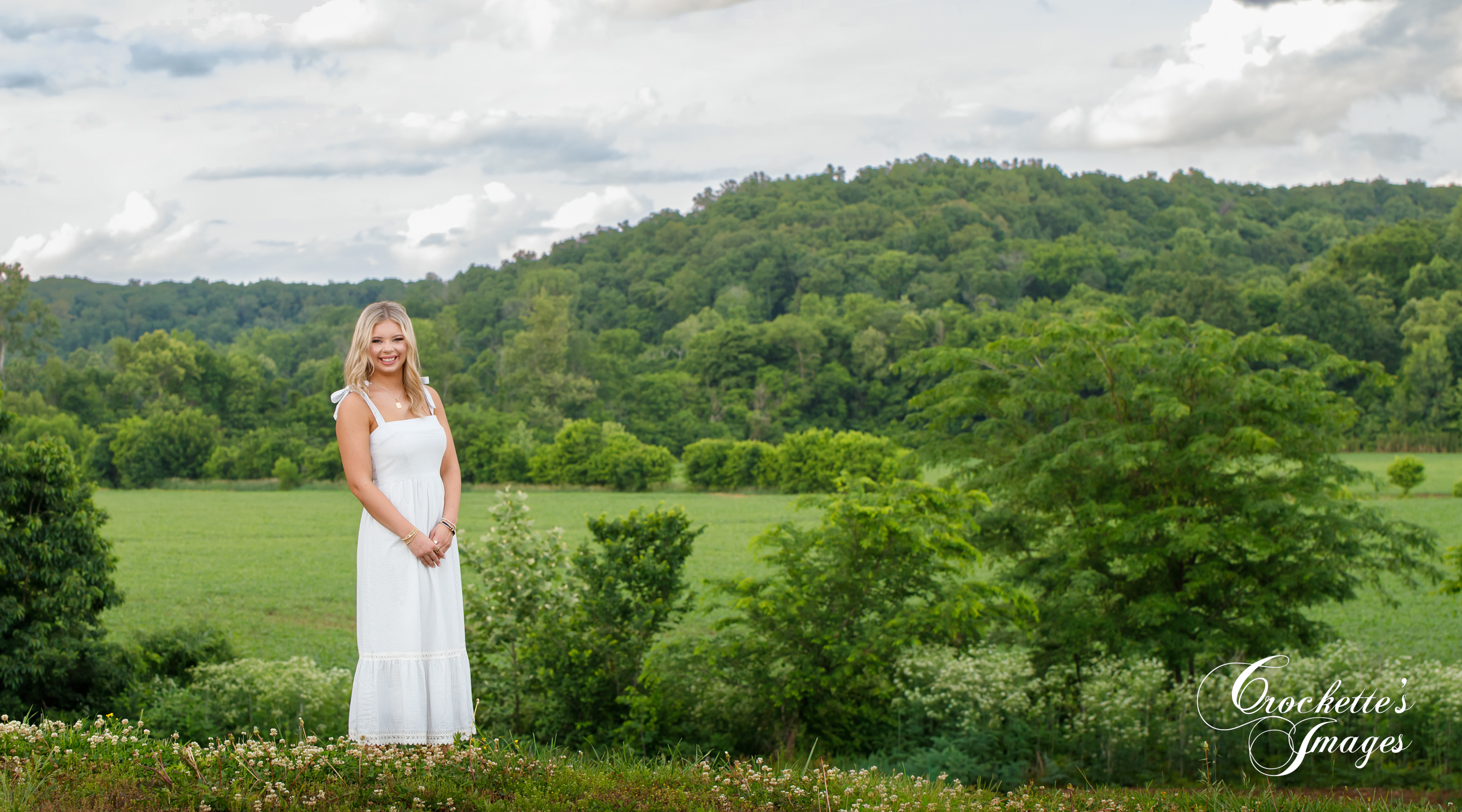 Country Senior Photo with Crockette's Images